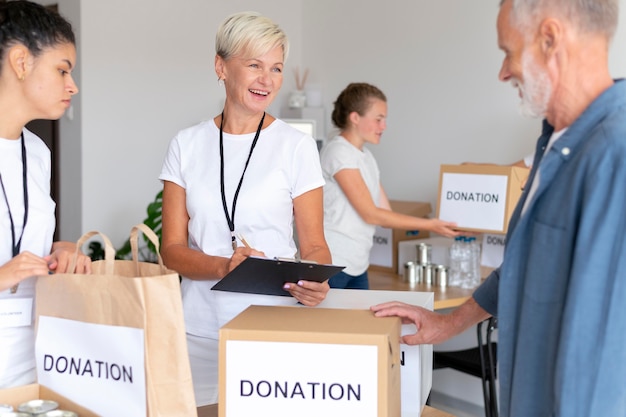 Persone che si incontrano al centro sociale