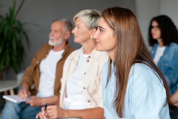 Persone che si incontrano al centro sociale