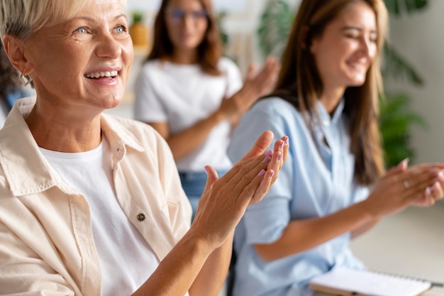 Foto gratuita persone che si incontrano al centro sociale