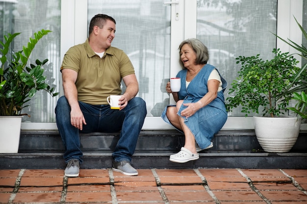 Foto gratuita persone che si incontrano e discutono nel quartiere