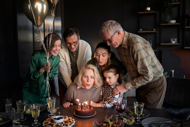 Foto gratuita persone che si incontrano per il ricongiungimento familiare