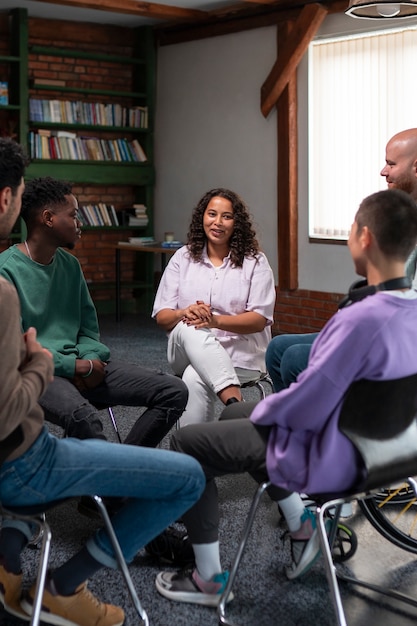 Persone che si incontrano in un gruppo di supporto