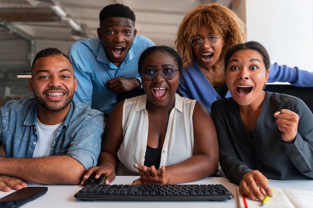 Foto gratuita persone in ufficio durante una giornata lavorativa