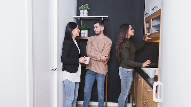 Foto gratuita la gente sulla cucina dell'ufficio