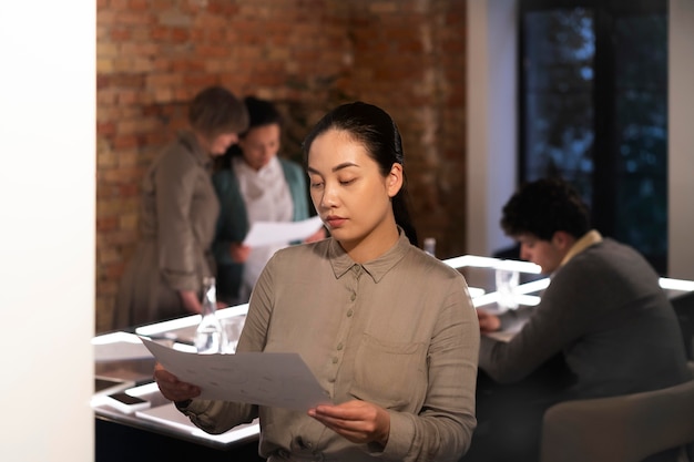 Foto gratuita persone in ufficio che lavorano fino a tardi