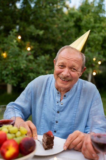 無料写真 高齢者の誕生日パーティーを庭で祝う人々
