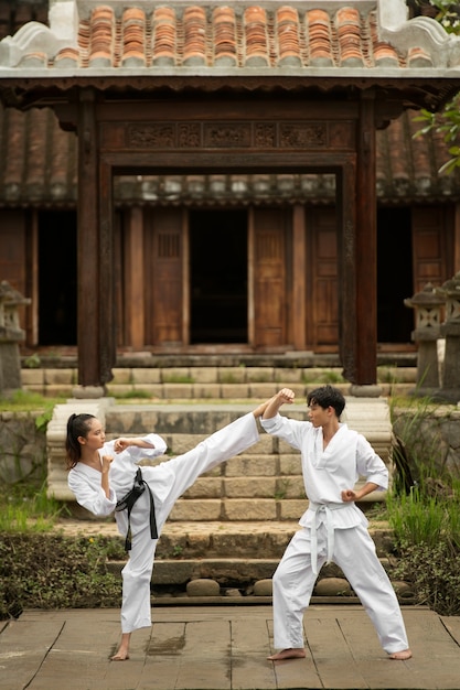 Foto gratuita persone all'aperto nella natura che si allenano per il taekwondo