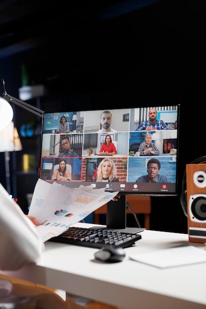 Foto gratuita le persone partecipano a una videoconferenza