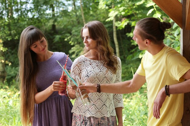 Foto gratuita persone al picnic