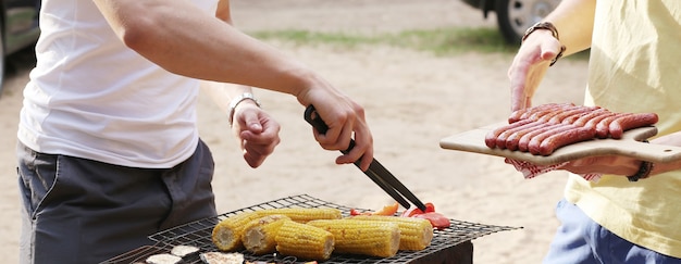 Foto gratuita persone al picnic