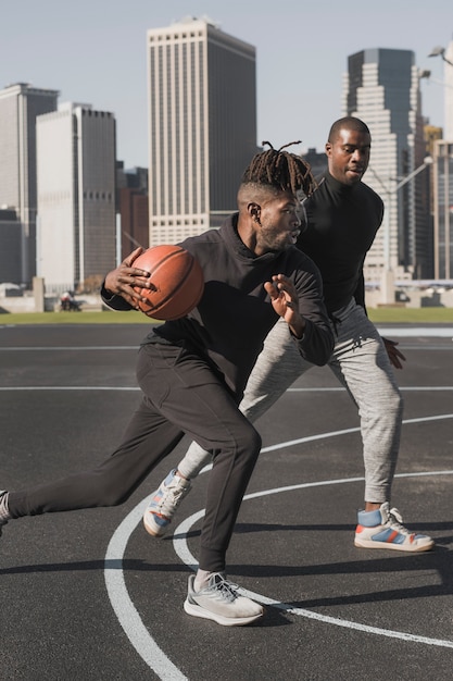 Free photo people playing basketball