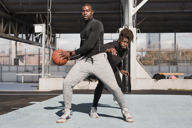 Free photo people playing basketball