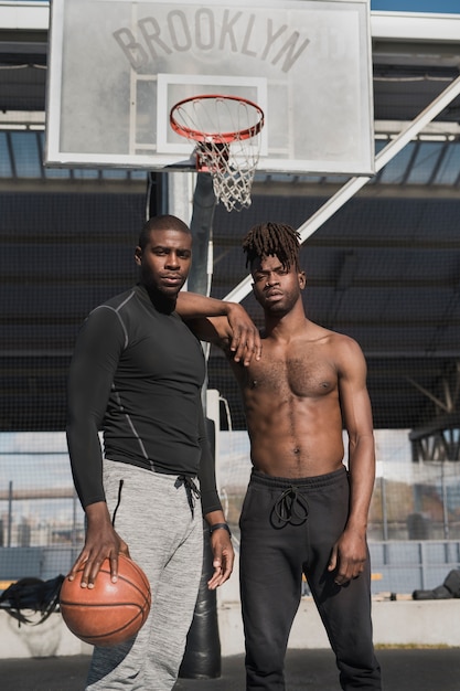 Free photo people playing basketball