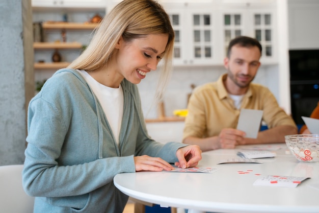 Foto gratuita persone che giocano a bingo insieme