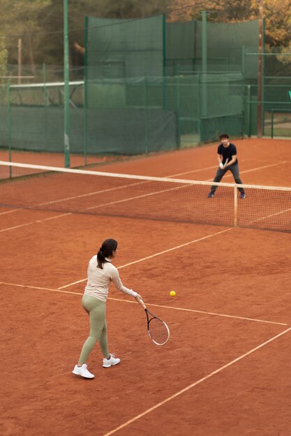 冬時間にテニスゲームをする人
