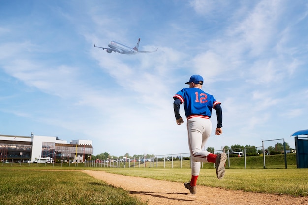 Бесплатное фото Портрет людей с самолетом, летящим в небе