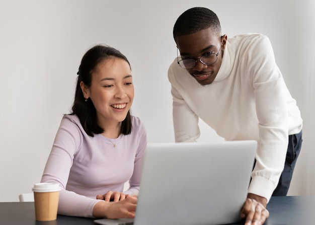 Foto gratuita persone che praticano l'integrazione sociale nello spazio di lavoro