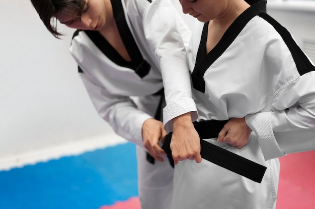 Foto gratuita persone che praticano il taekwondo in una palestra