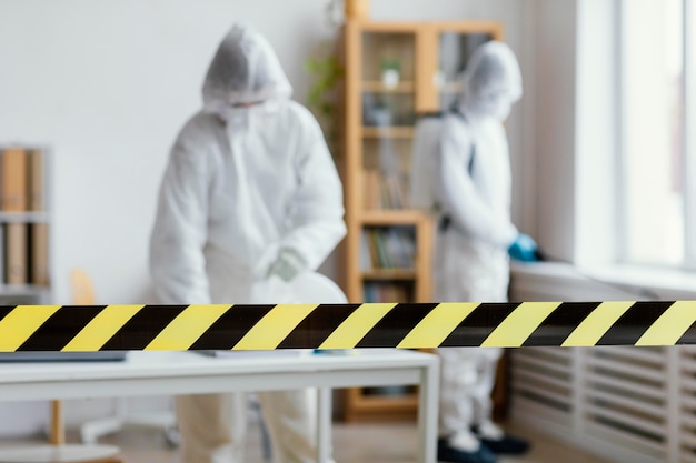 Foto gratuita disinfezione di persone in equipaggiamento protettivo