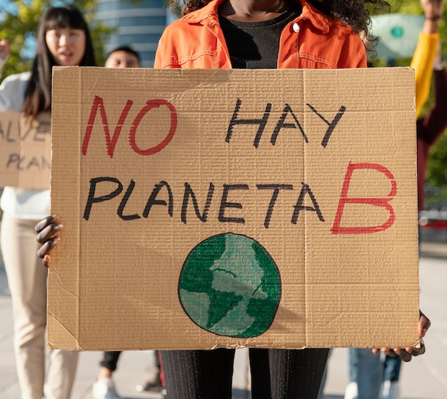 Foto gratuita persone che protestano per l'ambiente