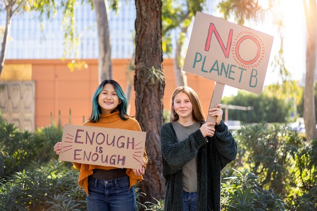 Люди протестуют с плакатами на открытом воздухе во Всемирный день окружающей среды