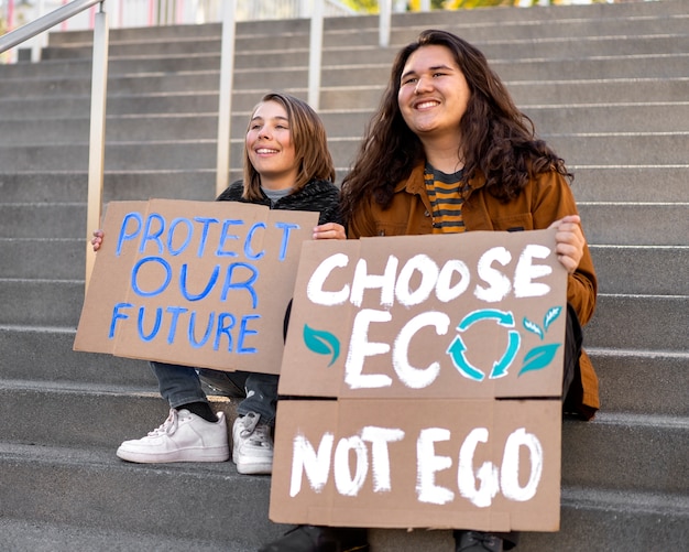 Persone che protestano con cartelli all'aperto per la giornata mondiale dell'ambiente