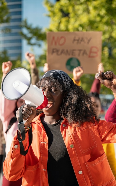 Foto gratuita persone che protestano con cartelloni