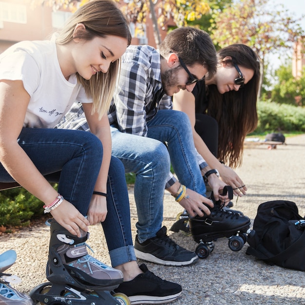 Free photo people putting on roller skates