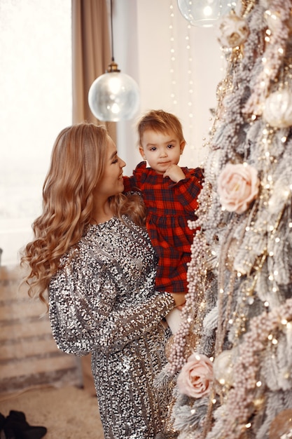 Foto gratuita persone che riparano per natale.