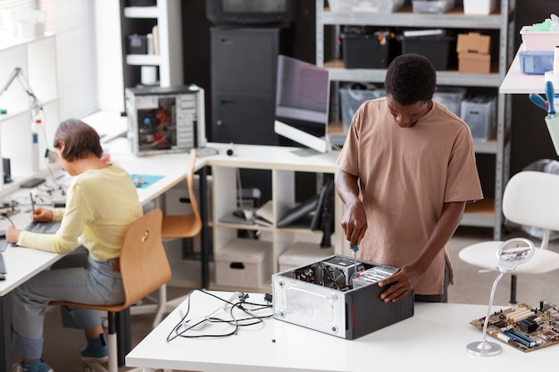 Foto gratuita persone che riparano chip di computer