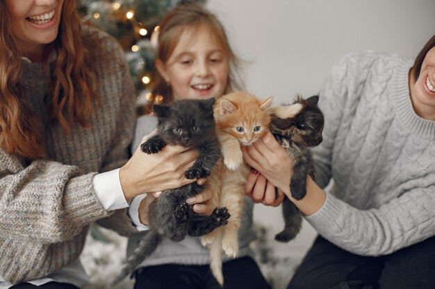 Foto gratuita persone che riparano per natale. persone sedute vicino all'albero di natale.