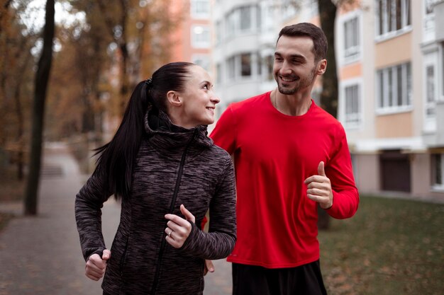 Люди, бегущие на открытом воздухе, средний план