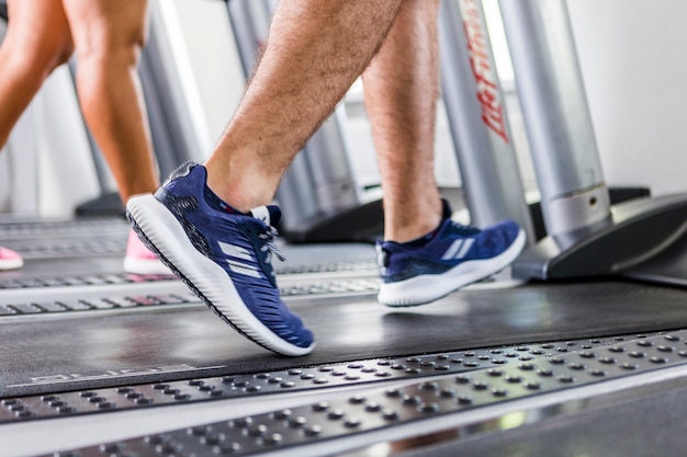 Free photo people running on the treadmill