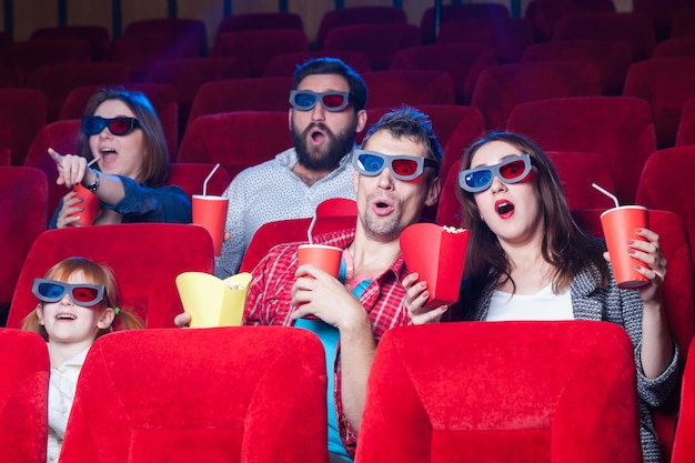 Foto gratuita le emozioni delle persone al cinema