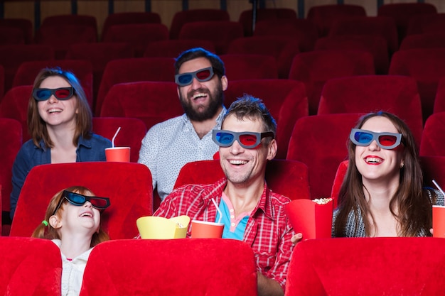 Foto gratuita le emozioni delle persone al cinema