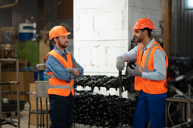 Foto gratuita persone in equipaggiamento di sicurezza sul posto di lavoro