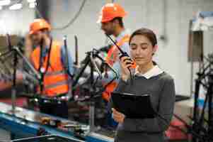 Foto gratuita persone in equipaggiamento di sicurezza sul posto di lavoro