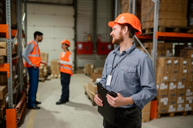 Foto gratuita persone in equipaggiamento di sicurezza sul lavoro