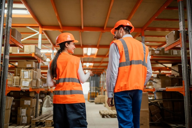 Persone in equipaggiamento di sicurezza sul lavoro