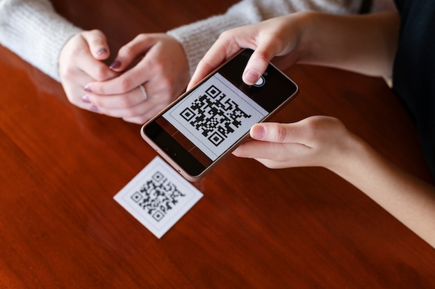 Люди сканируют qr-код