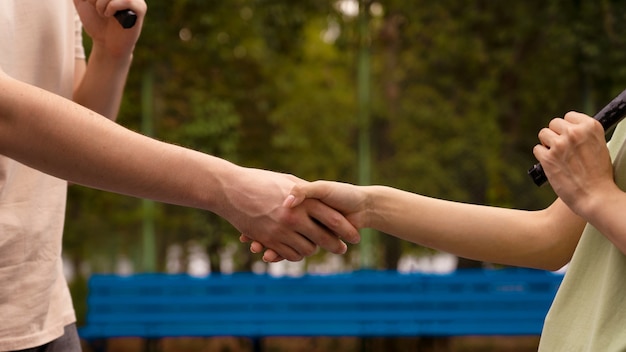 Foto gratuita persone che si stringono la mano vista laterale