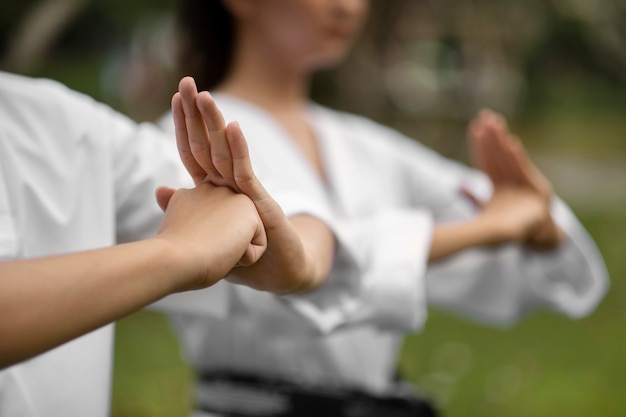 Foto gratuita persone che mostrano il gesto delle mani del taekwondo