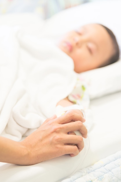 人々病気の子供のベッドの病気