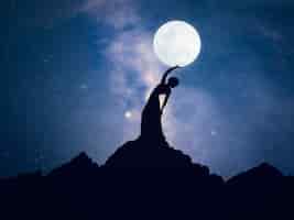 Foto gratuita sagoma di persone che toccano la luna