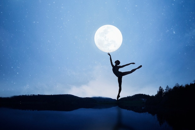 Бесплатное фото Силуэт людей, касающийся луны