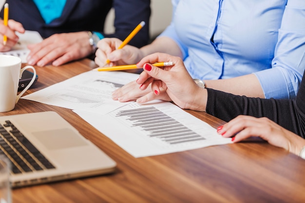 Foto gratuita persone sedute al banco di lavoro