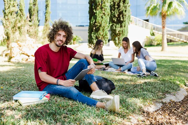 大学キャンパスに座っている人