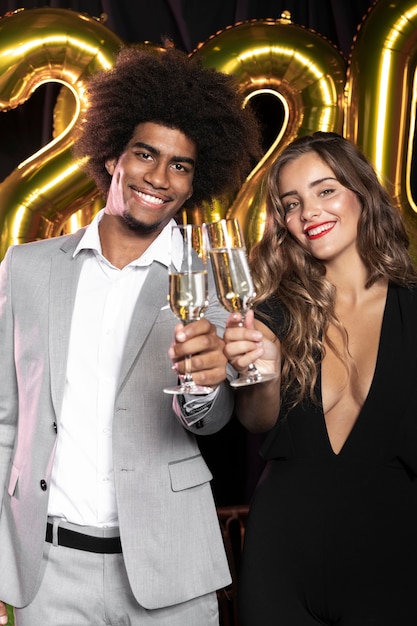 Foto gratuita la gente che sorride e che tiene i vetri di champagne