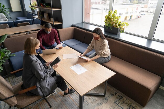 Persone che si allontanano sociale sul posto di lavoro