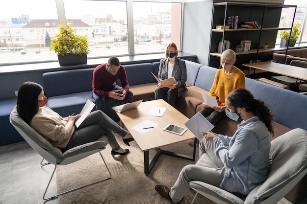 Foto gratuita persone che si allontanano sociale sul posto di lavoro